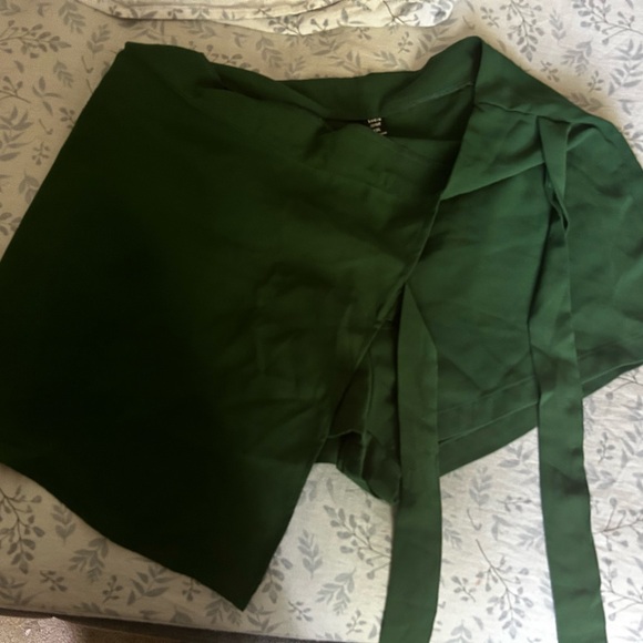 Green shirt and shorts - Picture 4 of 5